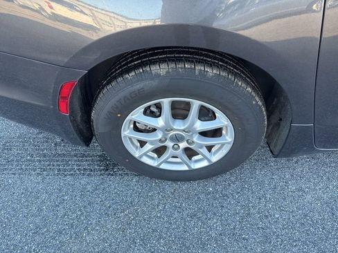 Used 2023 Chrysler Pacifica Touring-L image 10