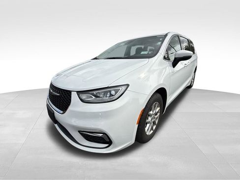 Used 2023 Chrysler Pacifica Touring-L FWD image 7