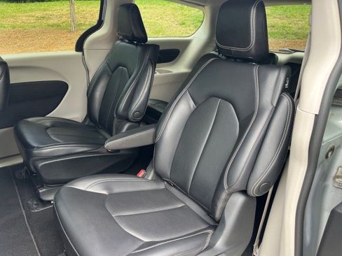 Used 2023 Chrysler Pacifica Touring-L FWD image 33