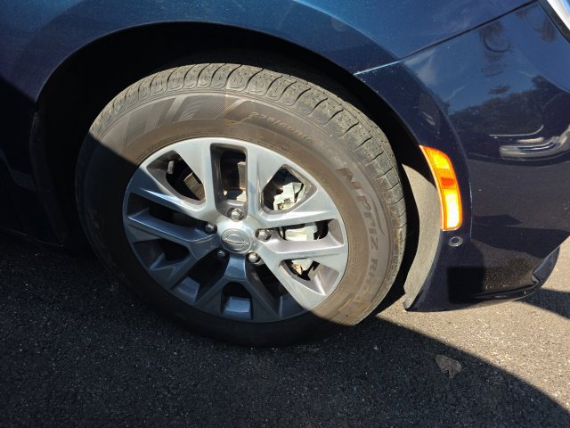 Used 2025 Chrysler Pacifica Pinnacle FWD image 2