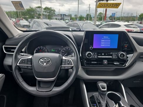 Used 2023 Toyota Highlander LE AWD/4WD image 13