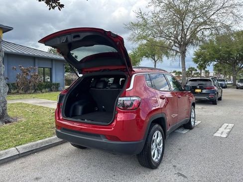 Used 2025 Jeep Compass Latitude image 18