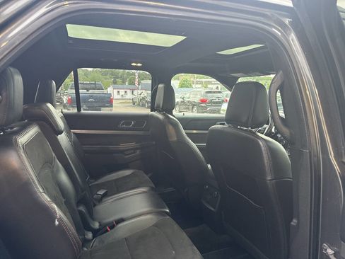 Used 2018 Ford Explorer XLT w/ Equipment Group 202A AWD/4WD image 8
