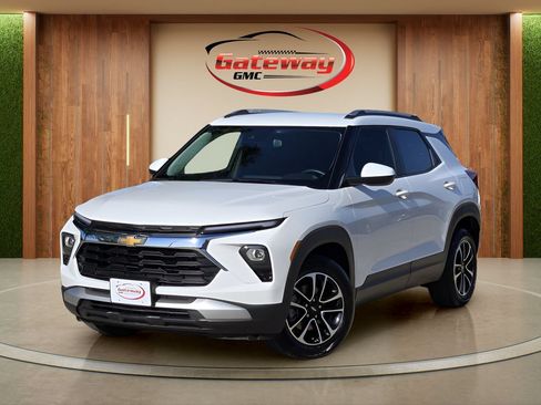 Used 2024 Chevrolet TrailBlazer LT w/ LT Cold Weather Package FWD image 1