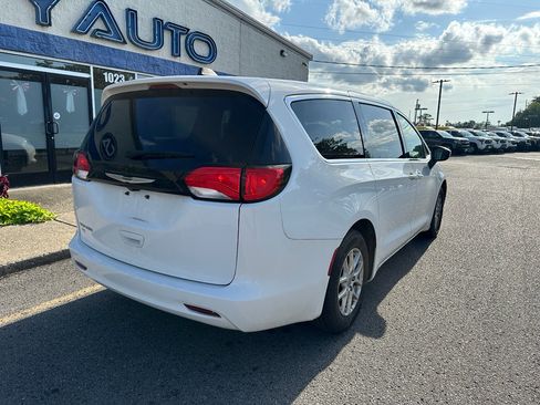 Used 2022 Chrysler Voyager LX FWD image 4