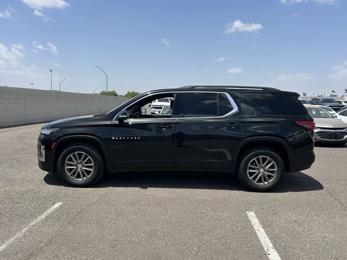 Used 2023 Chevrolet Traverse LT FWD image 2