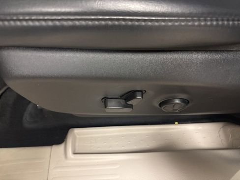 Used 2023 Chrysler Pacifica Touring-L image 25