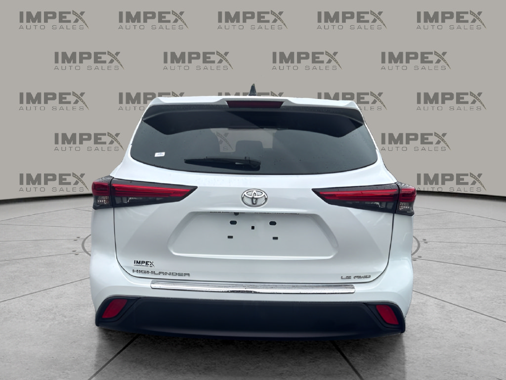 Used 2022 Toyota Highlander LE AWD/4WD image 4