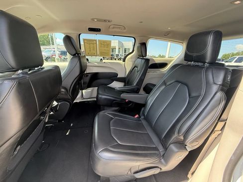 Used 2023 Chrysler Pacifica Touring-L FWD image 23