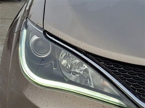 Used 2017 Chrysler Pacifica Limited image 9