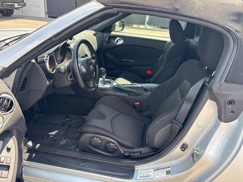 Used 2016 Nissan 370Z Roadster RWD image 8