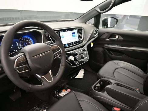 New 2027 Chrysler Pacifica Select FWD image 16