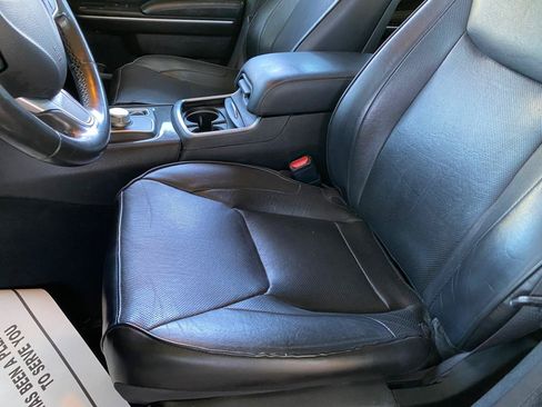 Used 2019 Chrysler 300 Limited AWD/4WD image 32