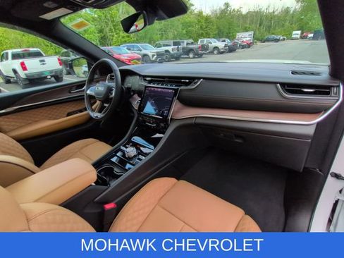 Used 2025 Jeep Grand Cherokee Summit AWD/4WD image 30