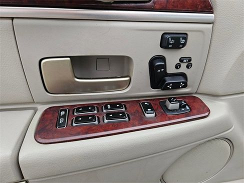 Used 2005 Lincoln Town Car Signature Limited image 16