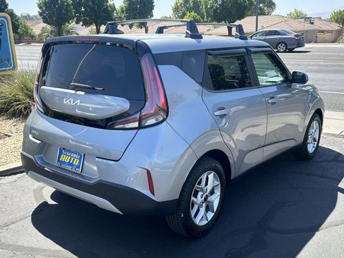 Used 2023 Kia Soul LX w/ LX Technology Package FWD image 3