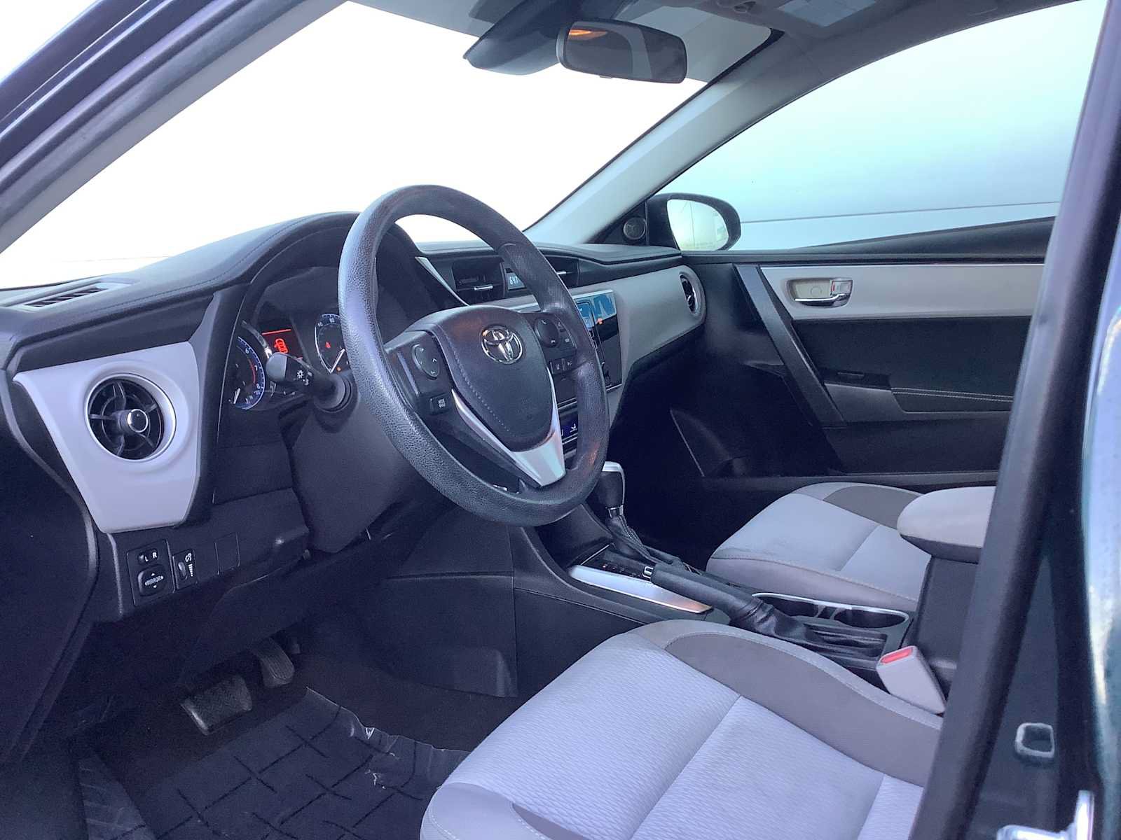 Used 2018 Toyota Corolla LE FWD image 3