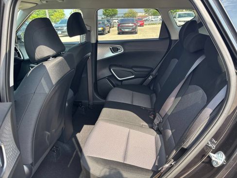 Used 2025 Kia Soul LX w/ LX Technology Package FWD image 23