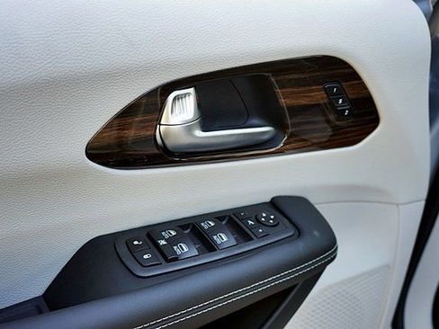 New 2023 Chrysler Pacifica Limited image 33