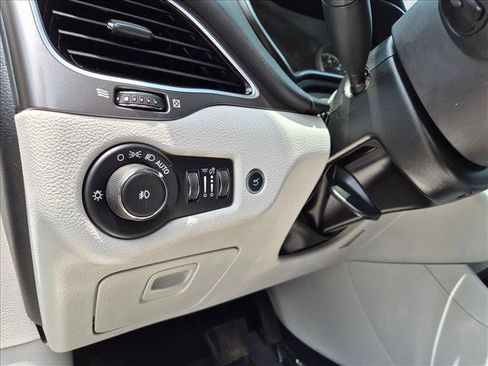 Used 2019 Jeep Cherokee Overland w/ Technology Group AWD/4WD image 16