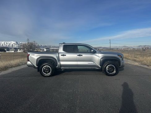Used 2024 Toyota Tacoma TRD Off-Road image 4