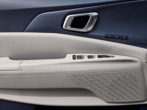 New 2026 Kia Carnival EX FWD image 16