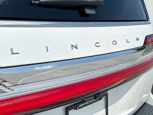 Used 2018 Lincoln Navigator Reserve w/ Technology Package AWD/4WD image 18