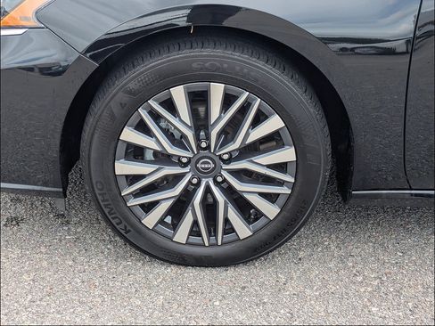 Used 2025 Nissan Altima 2.5 SV FWD image 10