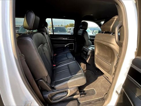 Used 2024 Jeep Wagoneer L Series II w/ Flexible Seating Group image 18