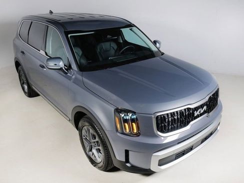 Used 2025 Kia Telluride LX image 4