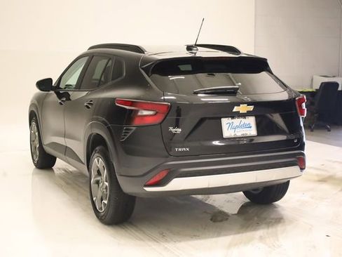 Used 2025 Chevrolet Trax LT w/ LT Convenience Package FWD image 7