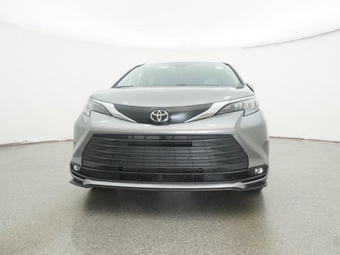 New 2026 Toyota Sienna XLE image 18