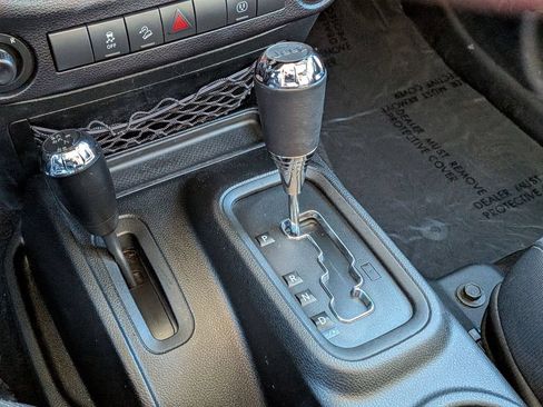 Used 2018 Jeep Wrangler Unlimited Sahara AWD/4WD image 17