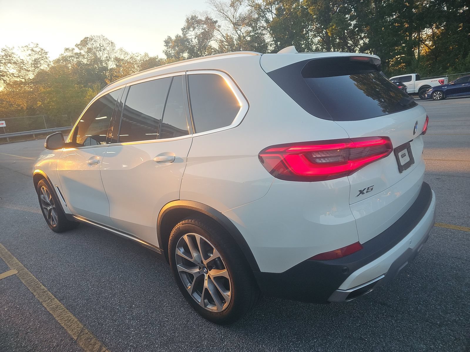Used 2019 BMW X5 xDrive40i w/ Convenience Package AWD/4WD image 2