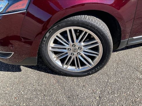 Used 2019 Lincoln MKT AWD image 4