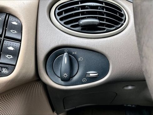 Used 2001 Ford Focus SE FWD image 14