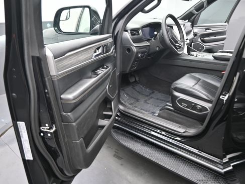 Used 2024 Jeep Wagoneer L Series II RWD image 16