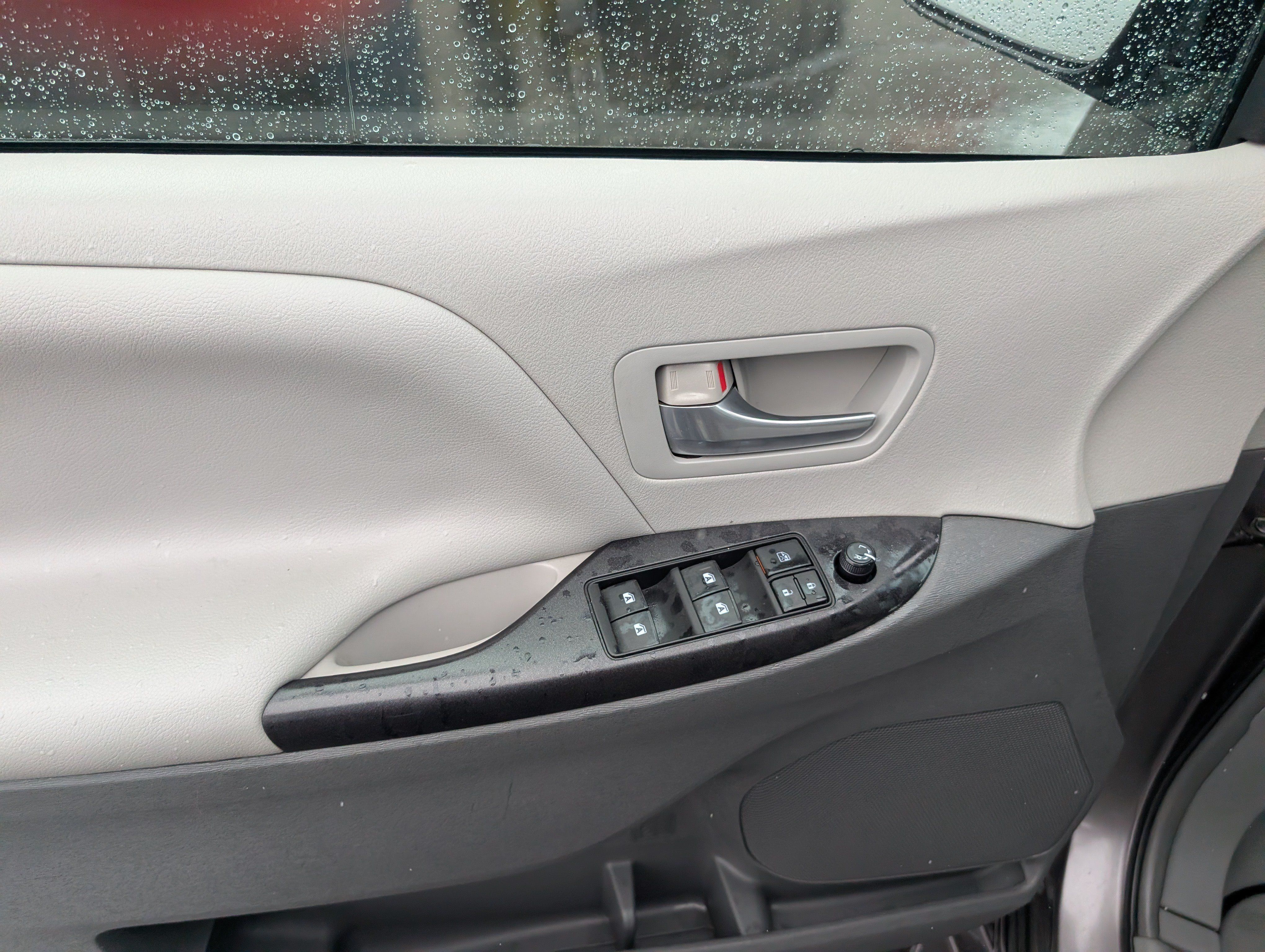 Used 2015 Toyota Sienna LE FWD image 11