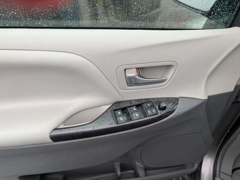 Used 2015 Toyota Sienna LE FWD image 11