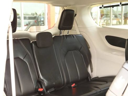 Used 2018 Chrysler Pacifica Touring-L FWD image 53