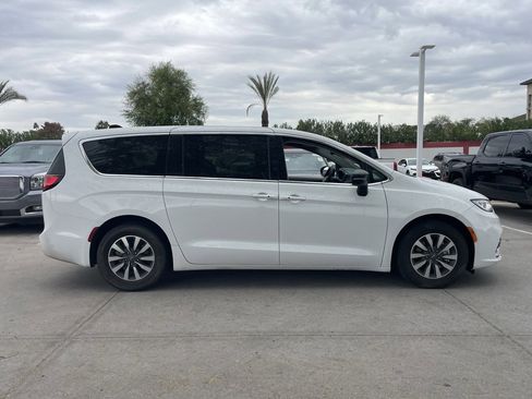 Used 2024 Chrysler Pacifica Select image 3