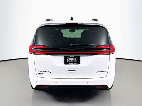 Used 2025 Chrysler Pacifica Limited FWD image 12