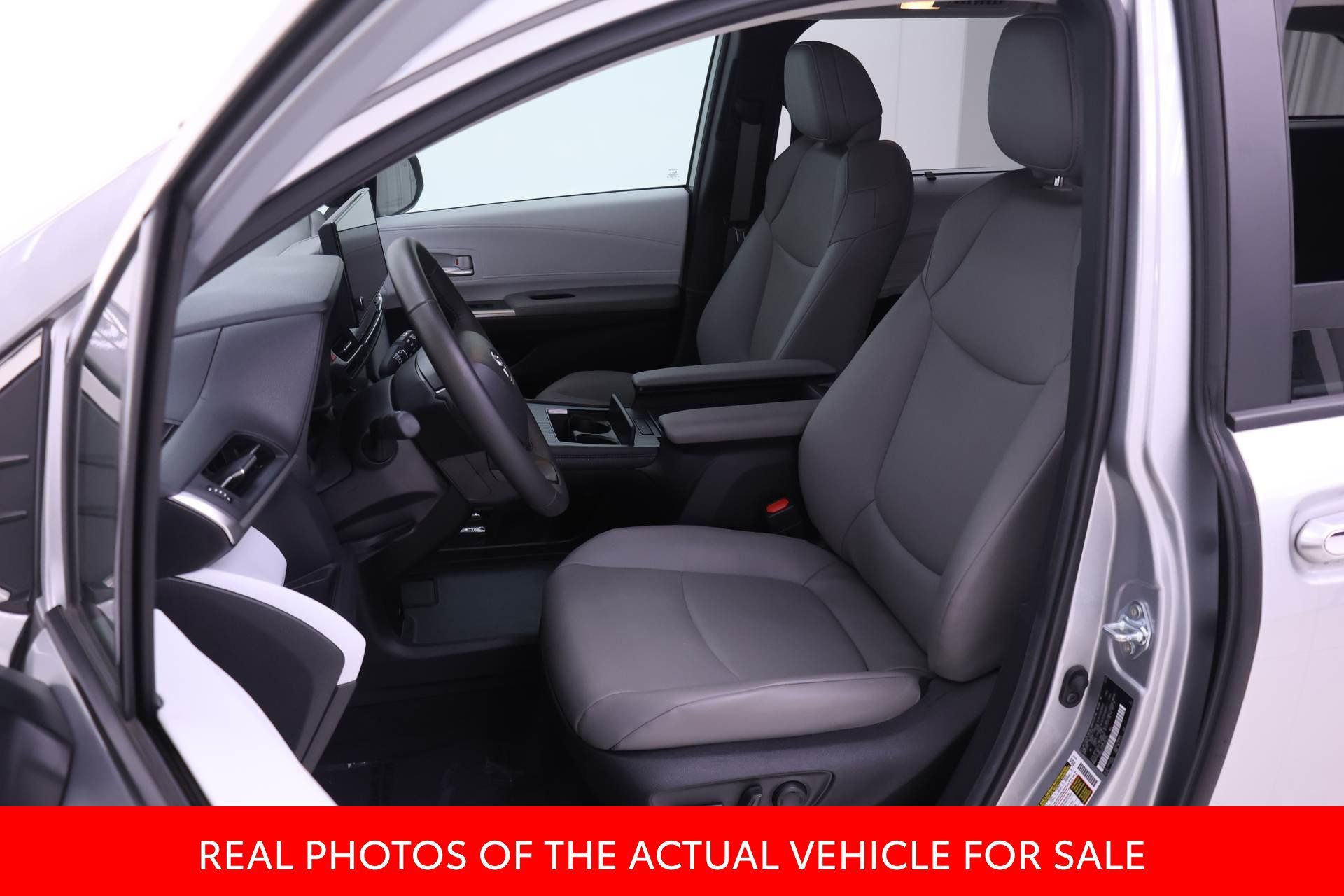 Used 2025 Toyota Sienna XLE FWD image 4