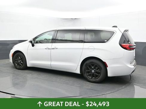 Used 2024 Chrysler Pacifica Touring-L FWD image 10
