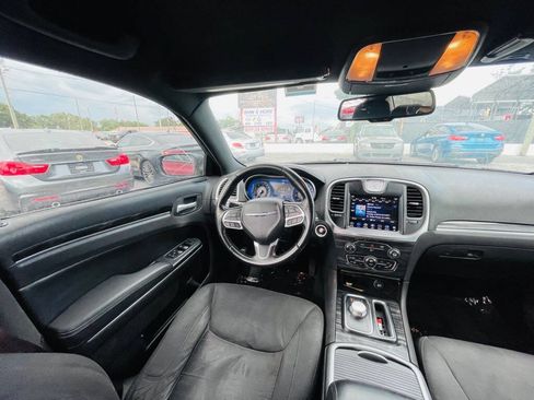 Used 2019 Chrysler 300 Touring w/ Chrome Appearance Package RWD image 14