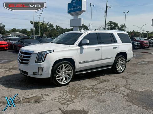 Used 2019 Cadillac Escalade Luxury AWD/4WD image 3