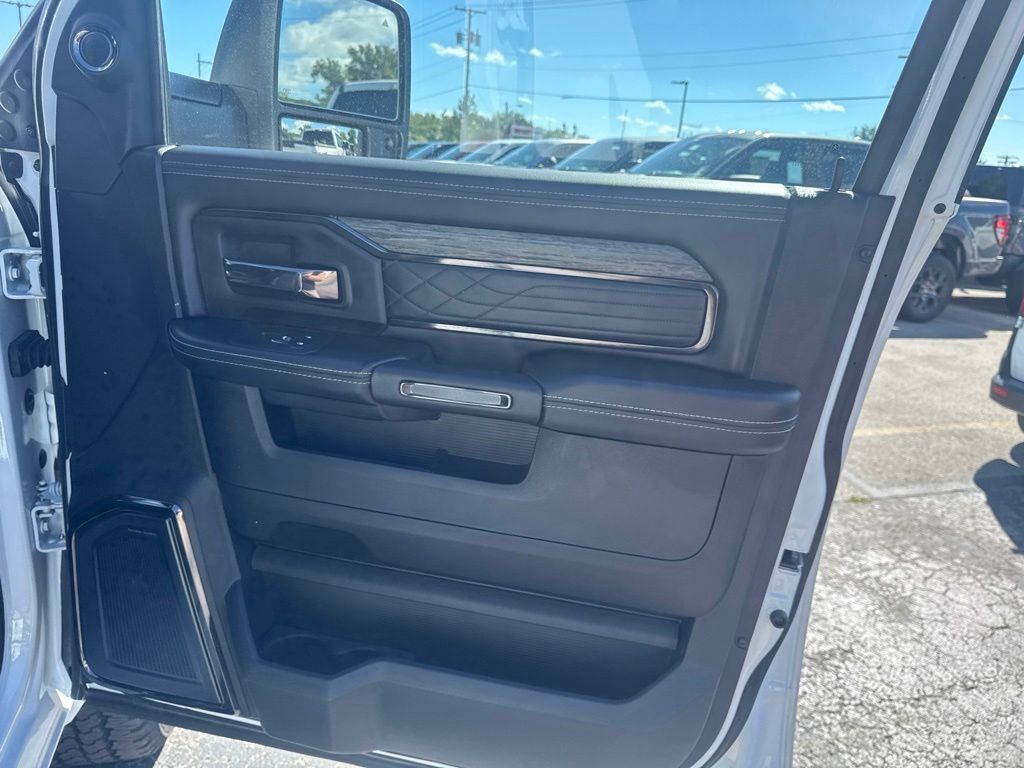 Used 2026 RAM 2500 Limited AWD/4WD image 32