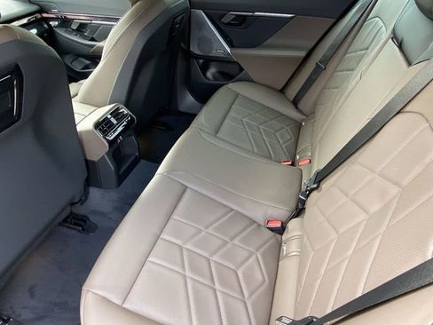 Used 2025 BMW i5 eDrive40i w/ Premium Package RWD image 16