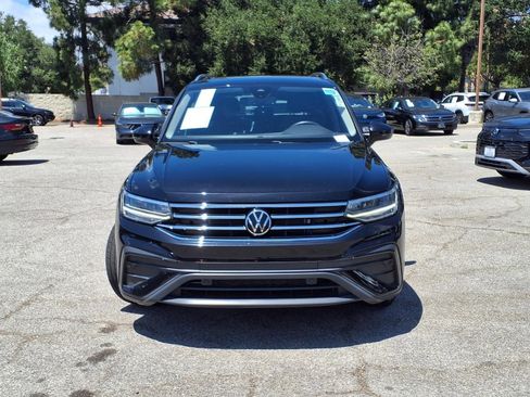 Used 2023 Volkswagen Tiguan SE w/ Panoramic Sunroof Package FWD image 2