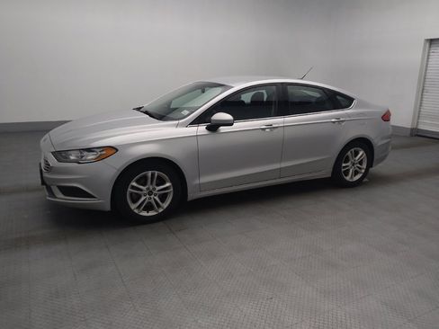 Used 2018 Ford Fusion SE w/ Fusion SE Technology Package FWD image 2